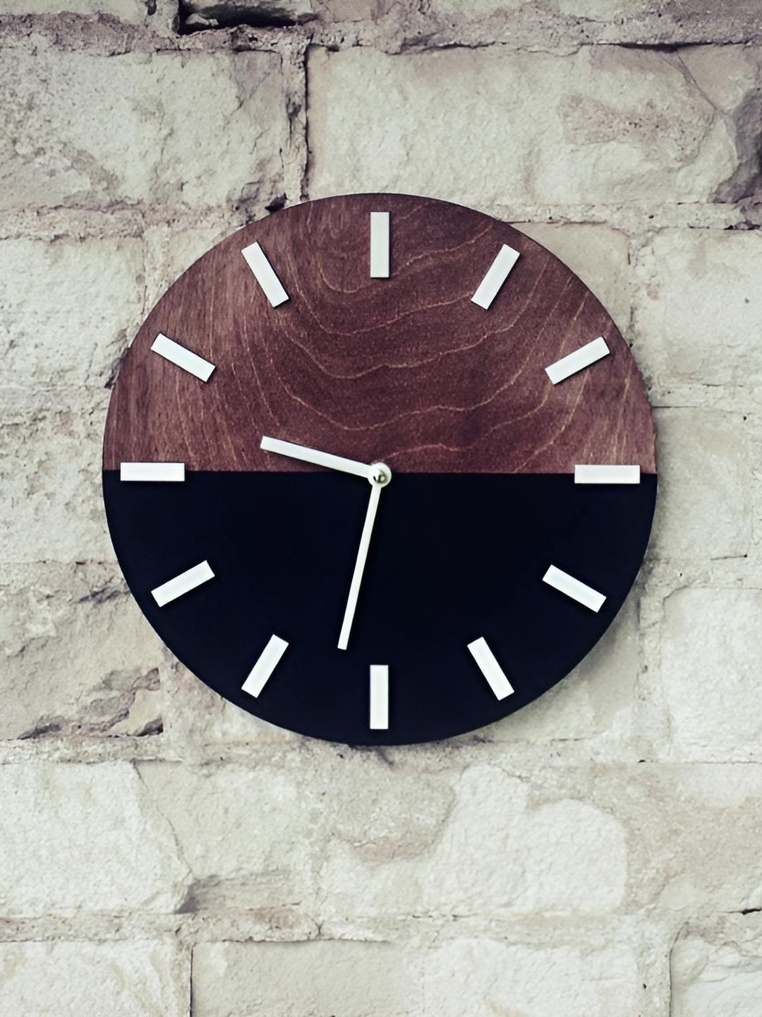 

QEZNEF Brown & Black Contemporary Round Shaped Wooden Wall Clock