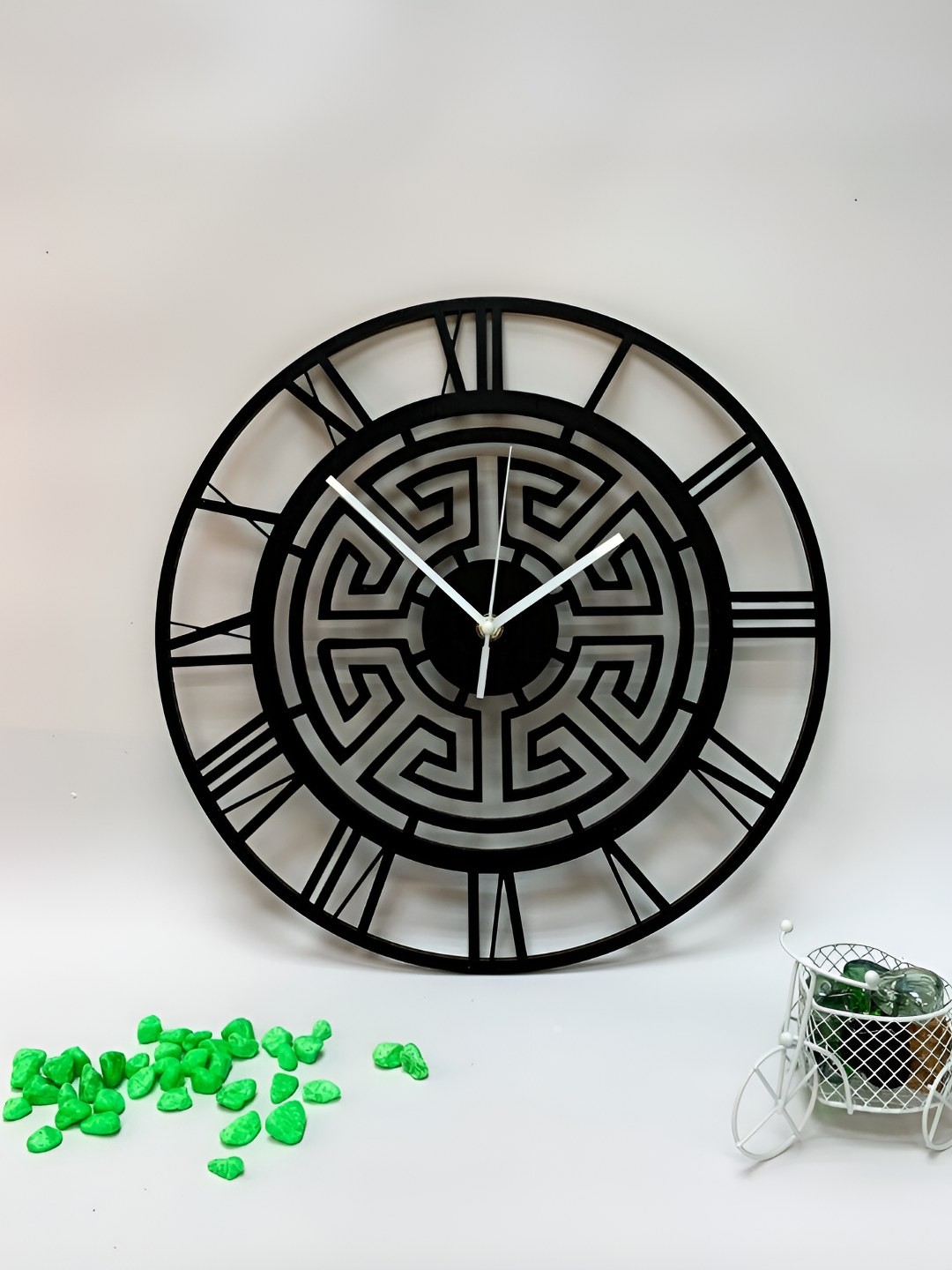 

QEZNEF Black Round Shaped Contemporary Analogue Wooden Wall Clock