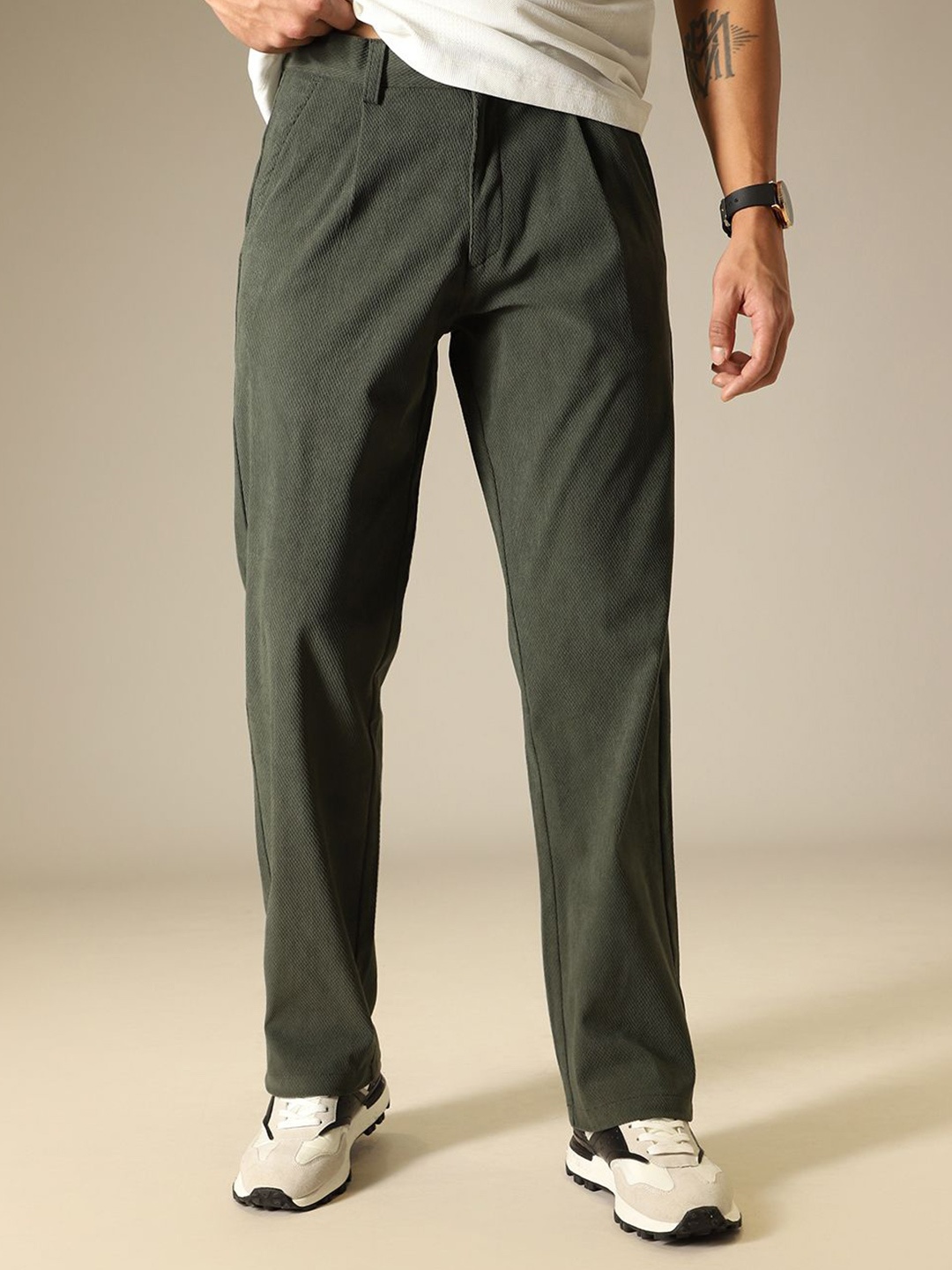 

Banana Club Men Green Textured Classic Corduroy Pleated Trousers