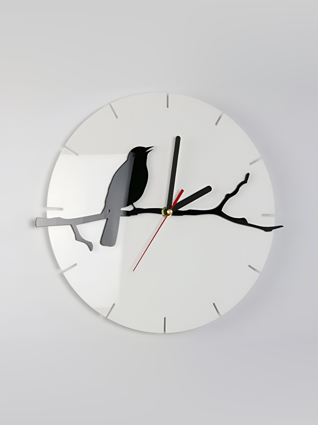 

QEZNEF White Round Shaped Contemporary Analogue Wooden Wall Clock