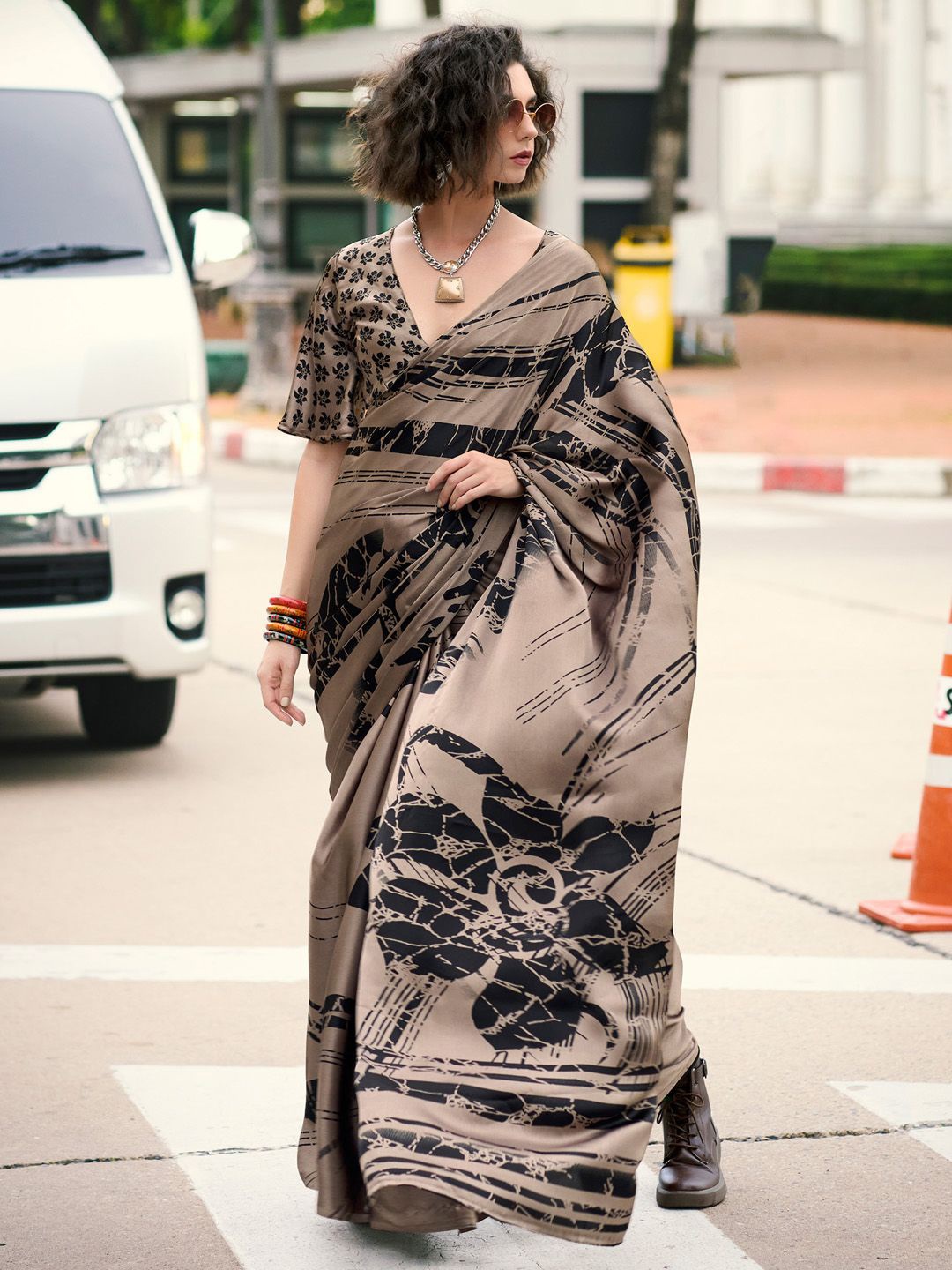 

Anouk Abstract Printed Saree With Blouse Piece, Grey