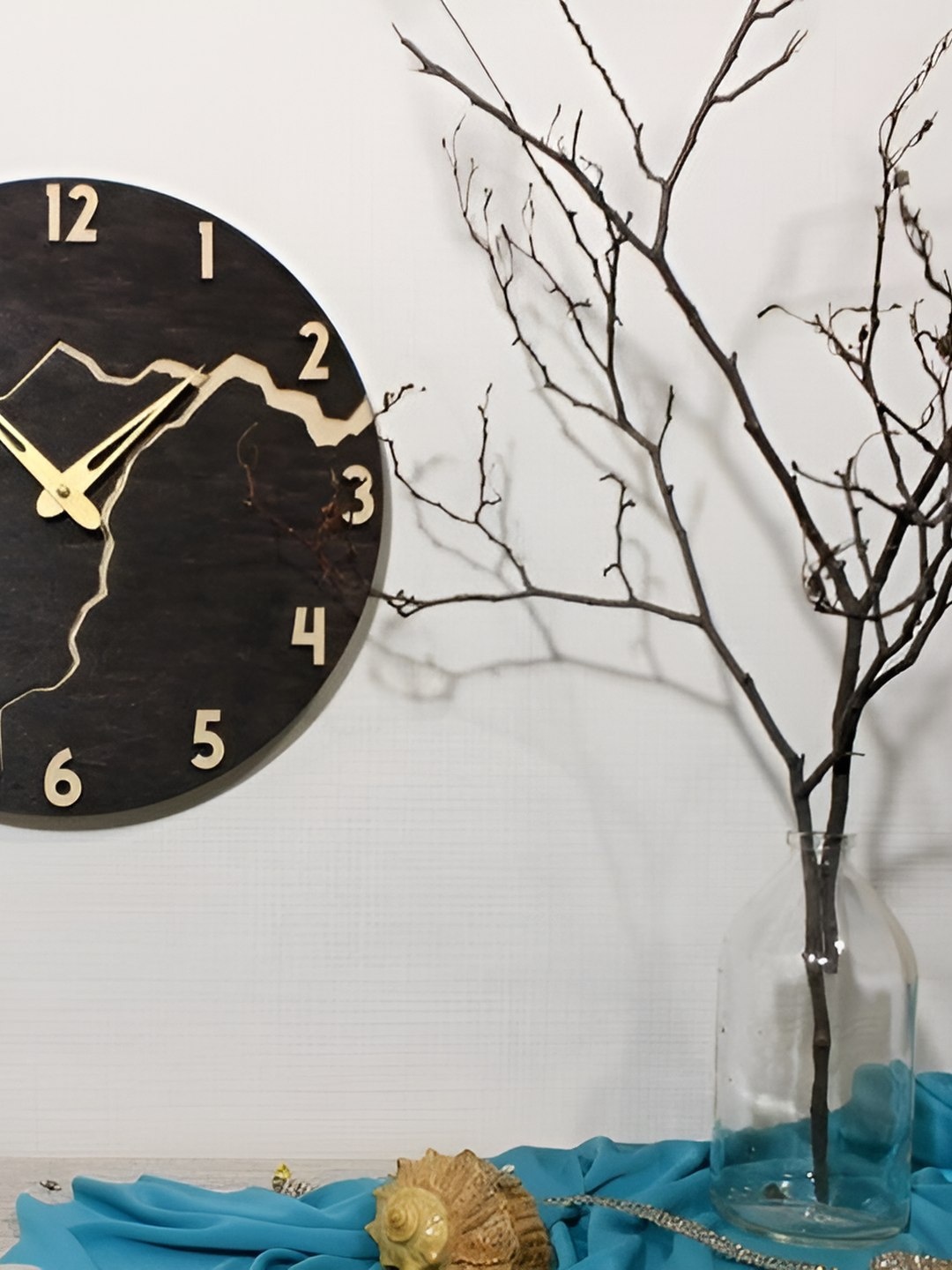 

QEZNEF Black & Brown Crack Textured Contemporary Round Shaped Wooden Wall Clock