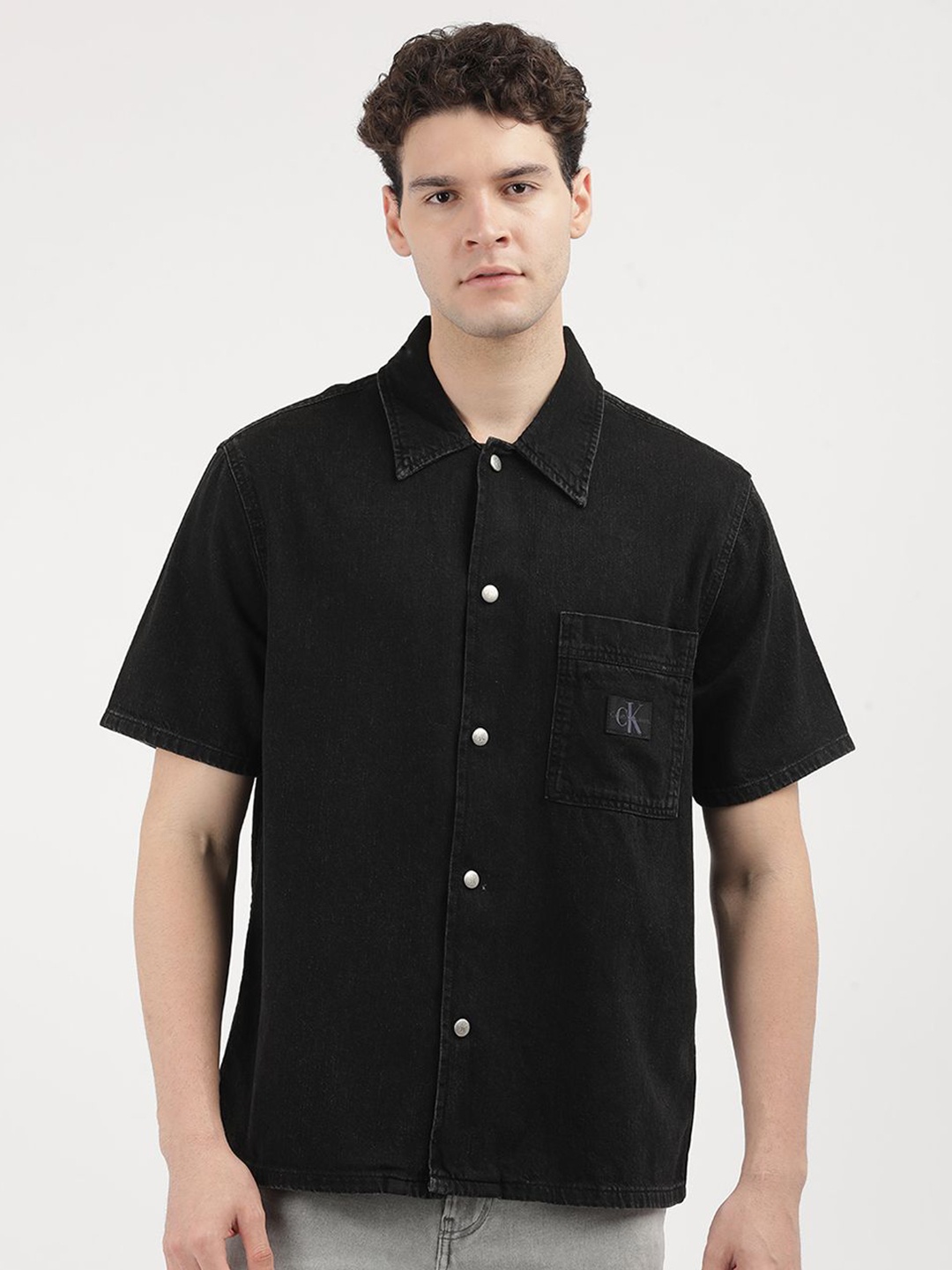 

Calvin Klein Jeans Men Spread Collar Solid Cotton Relaxed Fit Casual Shirt, Black