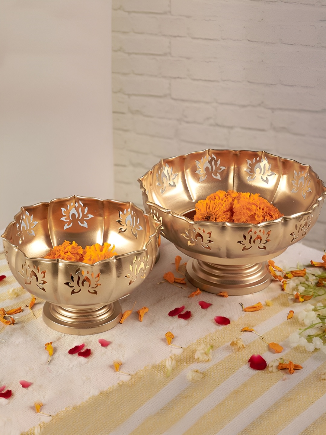 

TIED RIBBONS Gold Toned 2 Pieces Carved Decorative Bowls