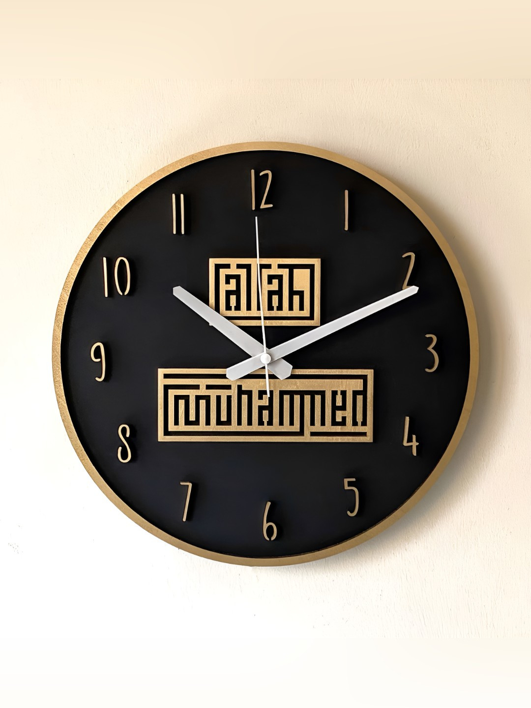 

QEZNEF Black & Gold-Toned Textured Round Shaped Contemporary Analogue Wooden Wall Clock