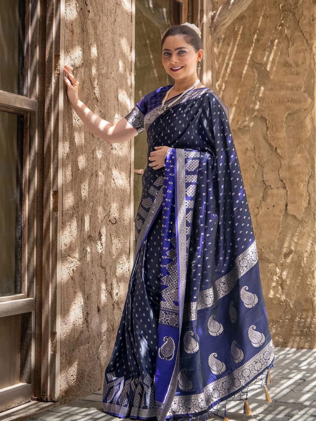 

QENY Ethnic Motifs Woven Design Zari Banarasi Saree, Blue