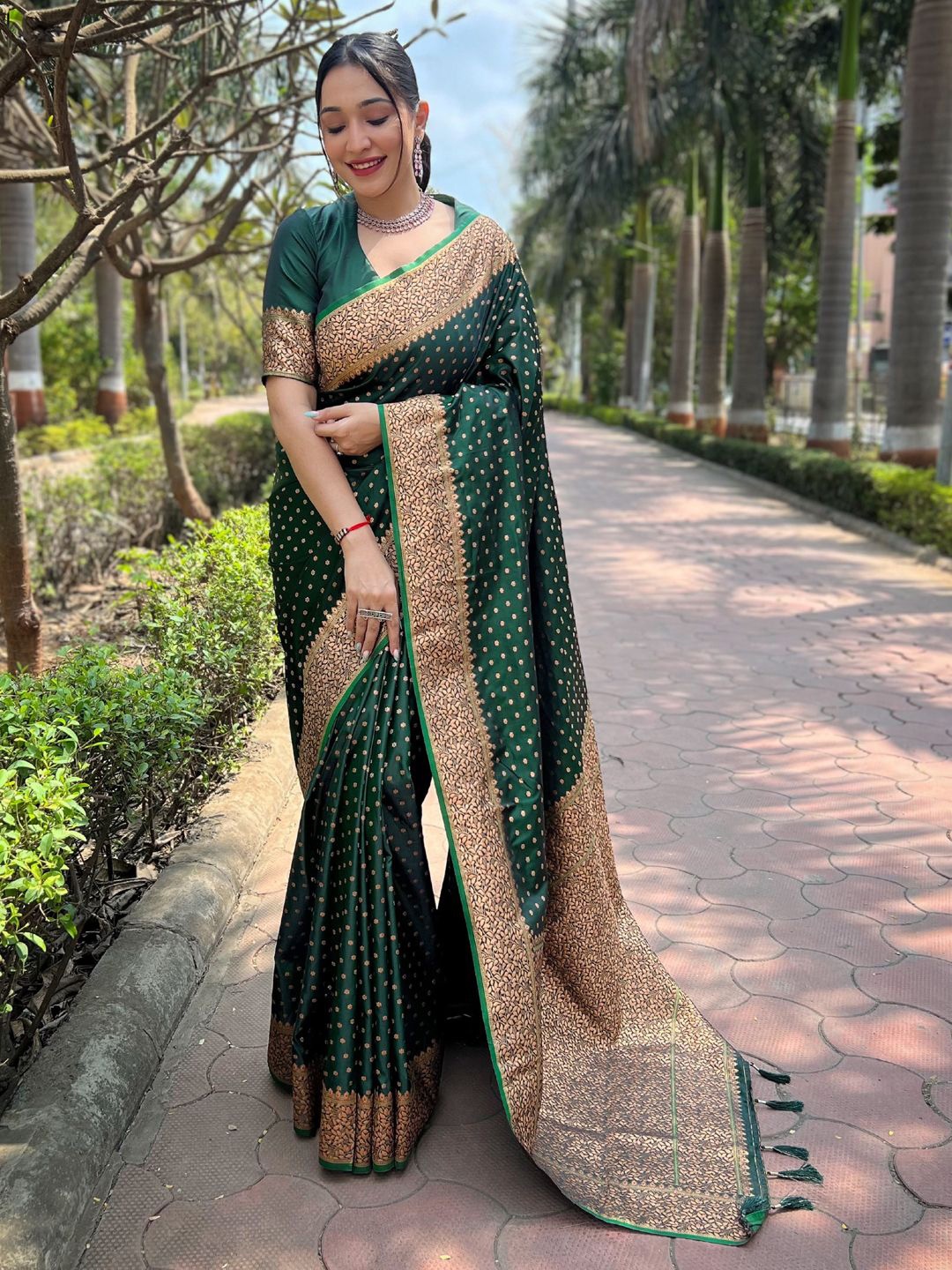 

Panzora Woven Design Zari Banarasi Celebrity Saree, Green