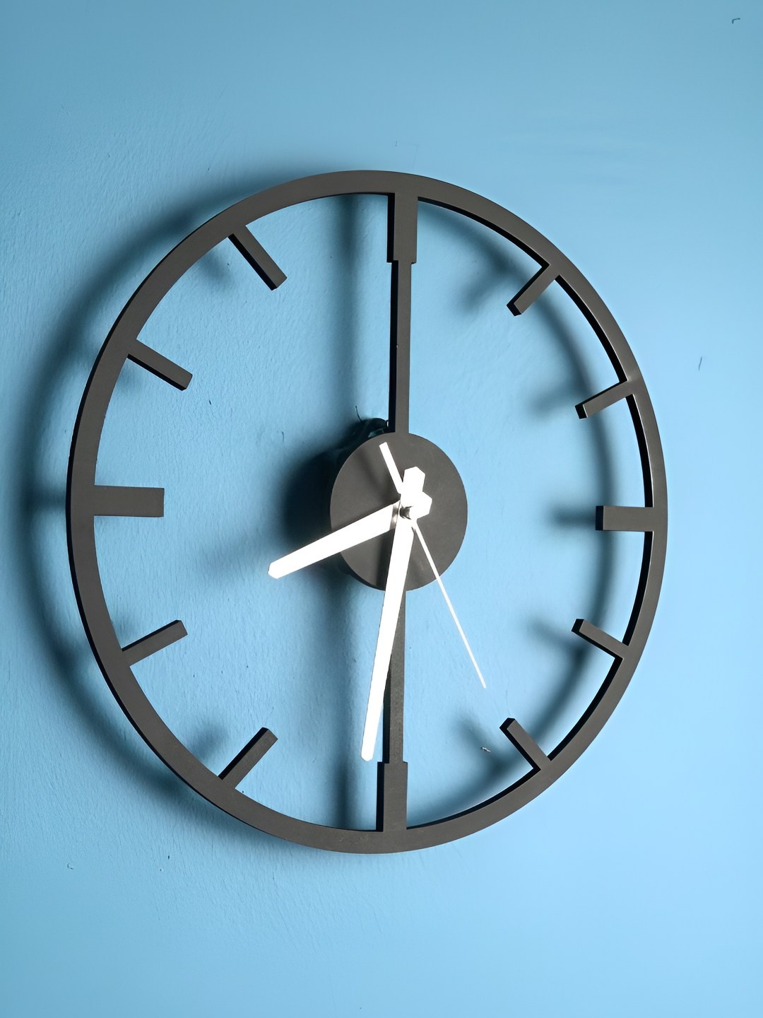 

QEZNEF Black & White Contemporary Round Shaped Wooden Wall Clock