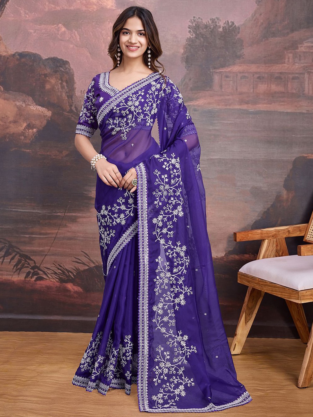 

House of Pataudi Floral Embroidered Saree With Unstitched Blouse Piece, Blue