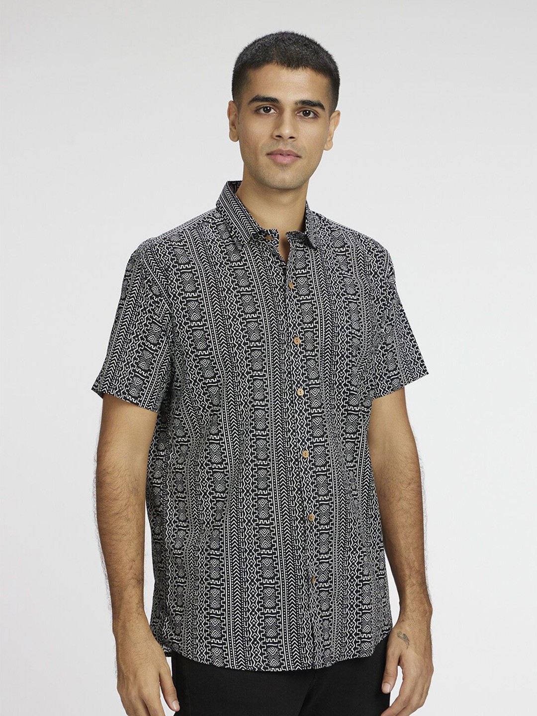 

Patrah Men Spread Collar Abstract Printed Cotton Relaxed Fit Casual Shirt, Black