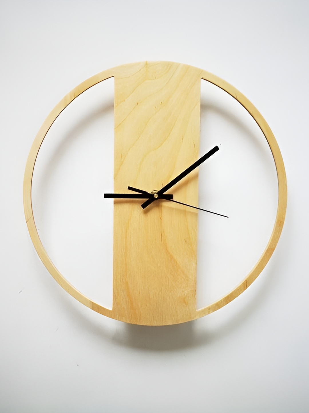 

QEZNEF Beige & Black Analogue Contemporary Round Shaped Wooden Wall Clock
