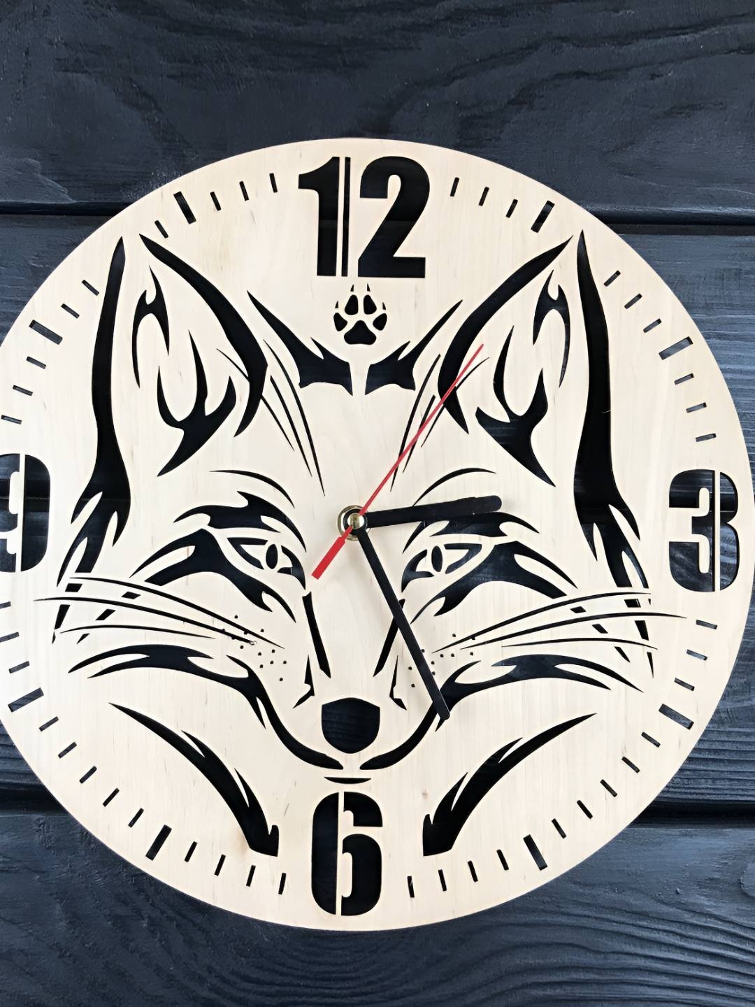 

QEZNEF Beige & Red Textured Contemporary Round Wooden Analogue Wall Clock