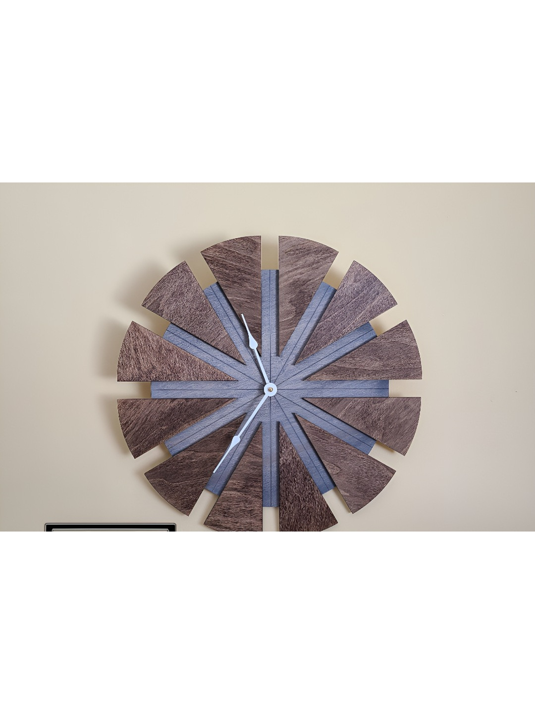 

QEZNEF Brown & Black Textured Contemporary Round Shaped Wooden Wall Clock