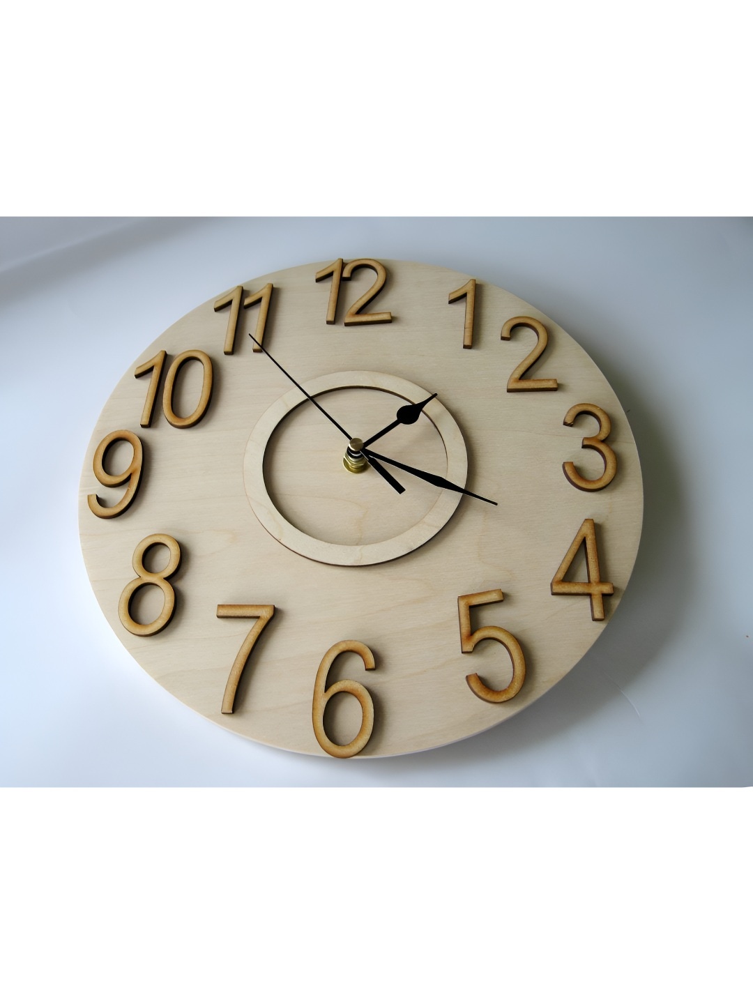 

QEZNEF Beige Textured Round Wooden Analogue Contemporary Wall Clock