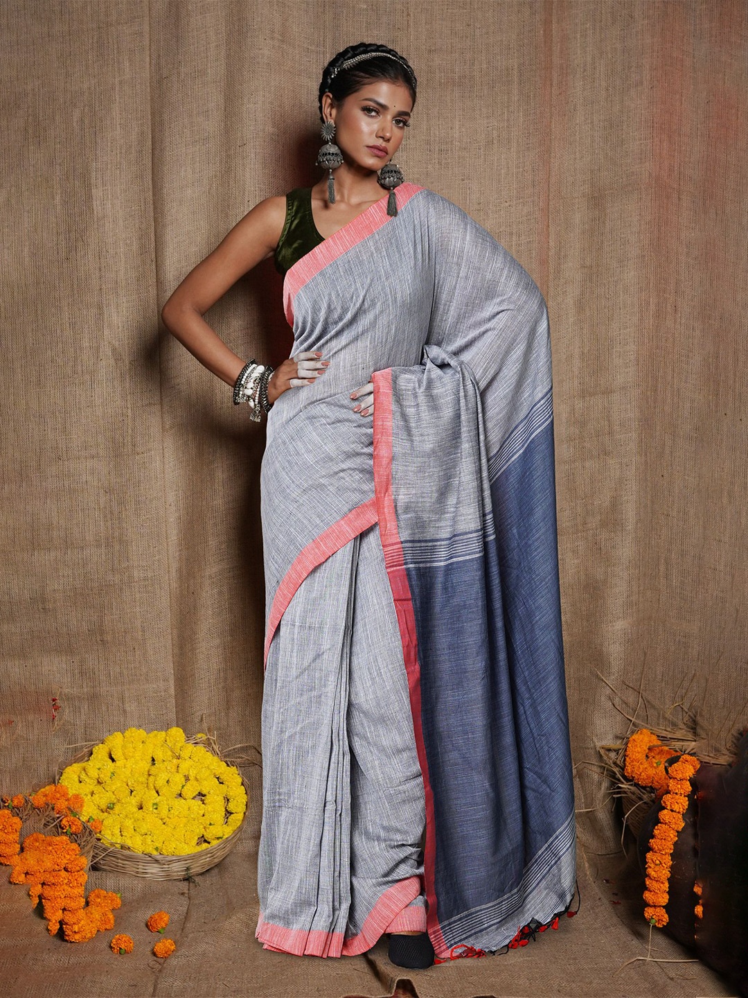 

Unnati Silks Solid Pure Cotton Handloom Jamdani Saree, Grey