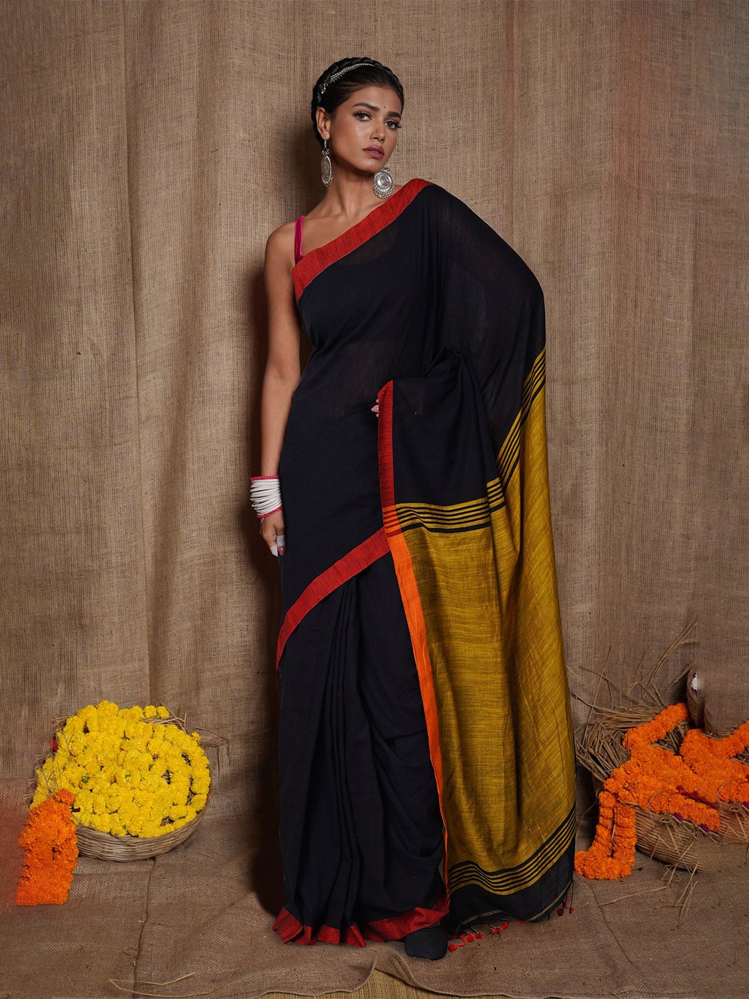 

Unnati Silks Colourblocked Pure Cotton Handloom Jamdani Saree, Black