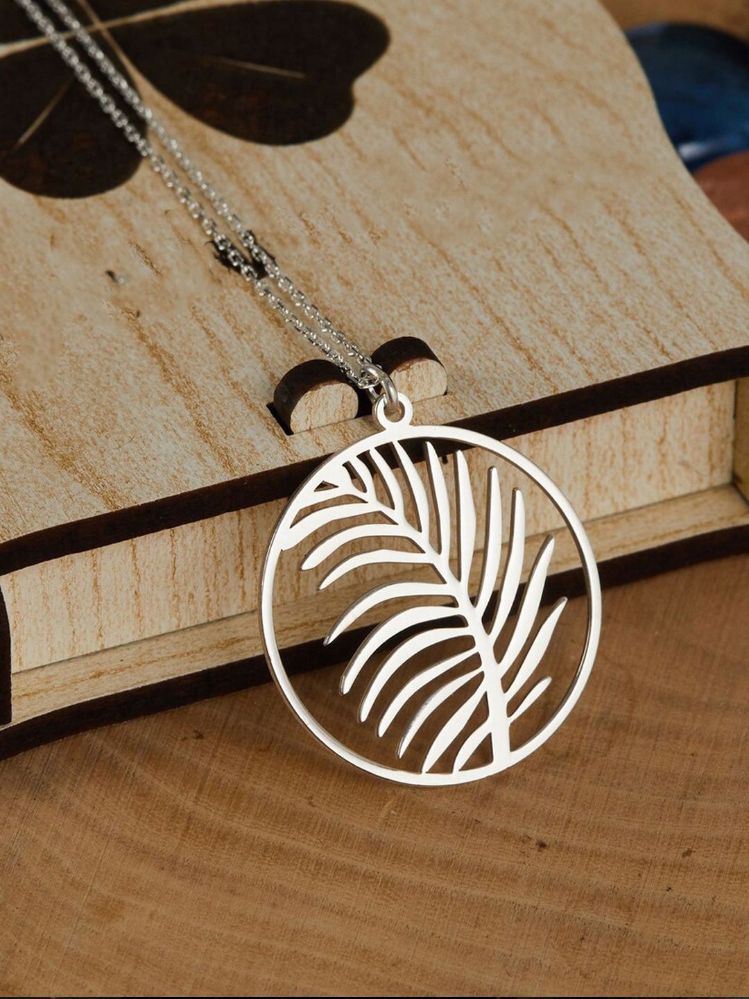 

DressBerry 925 Sterling Silver Silver-Plated Floral Pendant With Chain