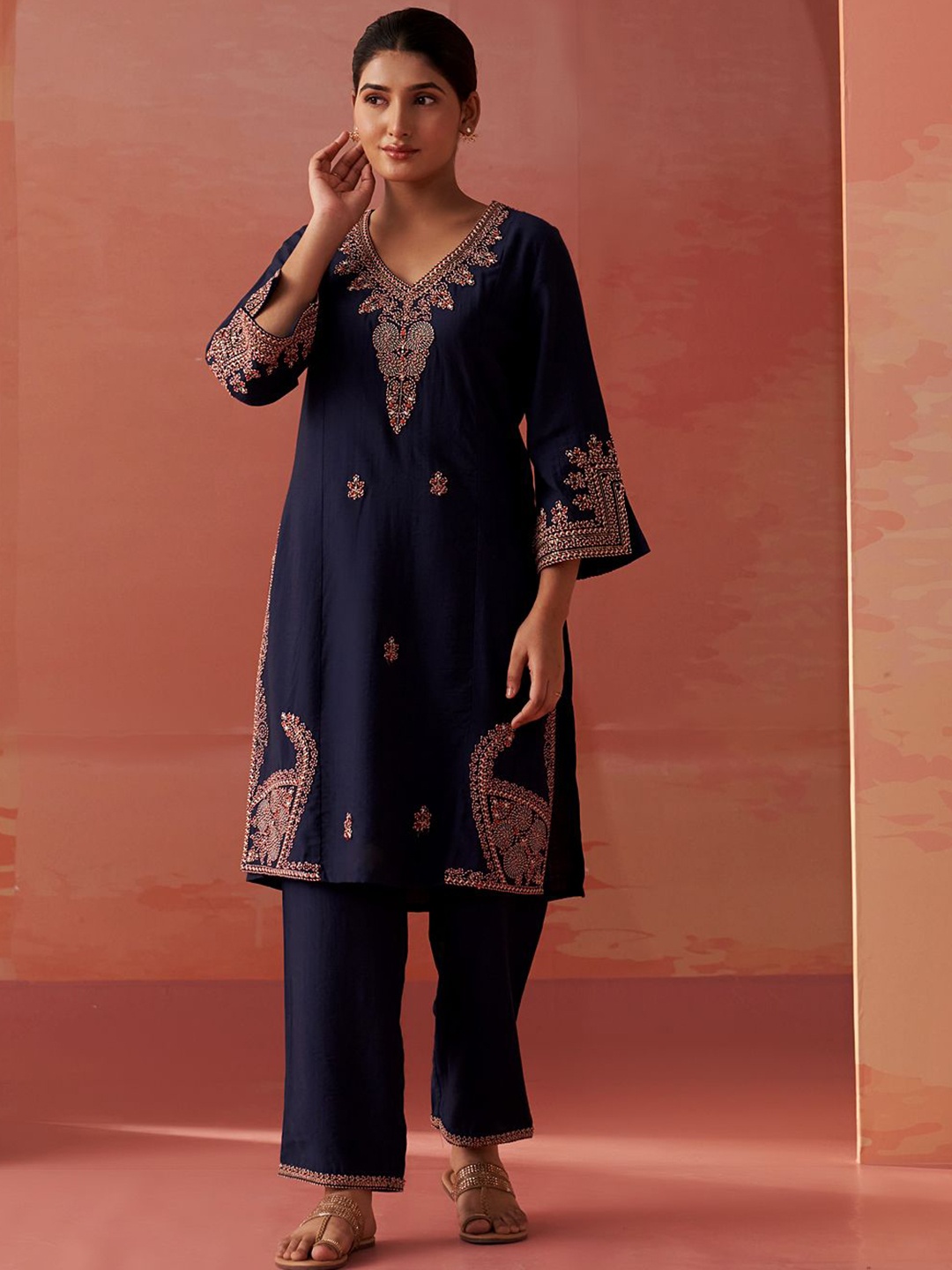 

Lakshita Floral Embroidered V Neck Straight Kurta With Trousers, Navy blue