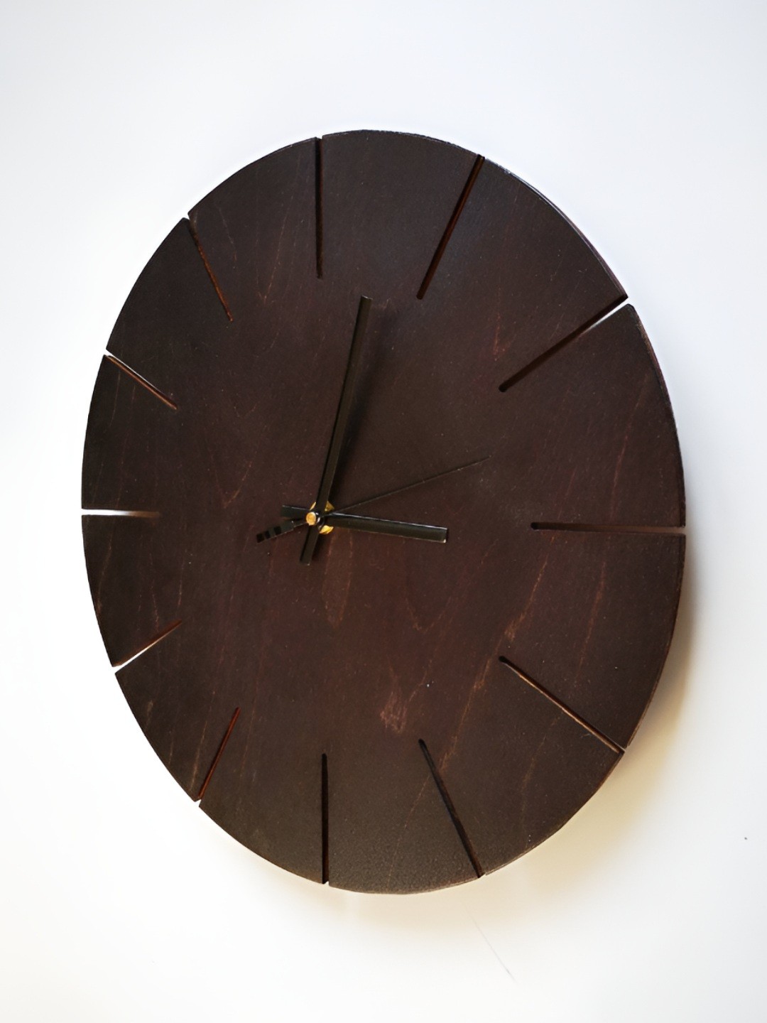 

QEZNEF Brown Textured Round Wooden Analogue Contemporary Wall Clock