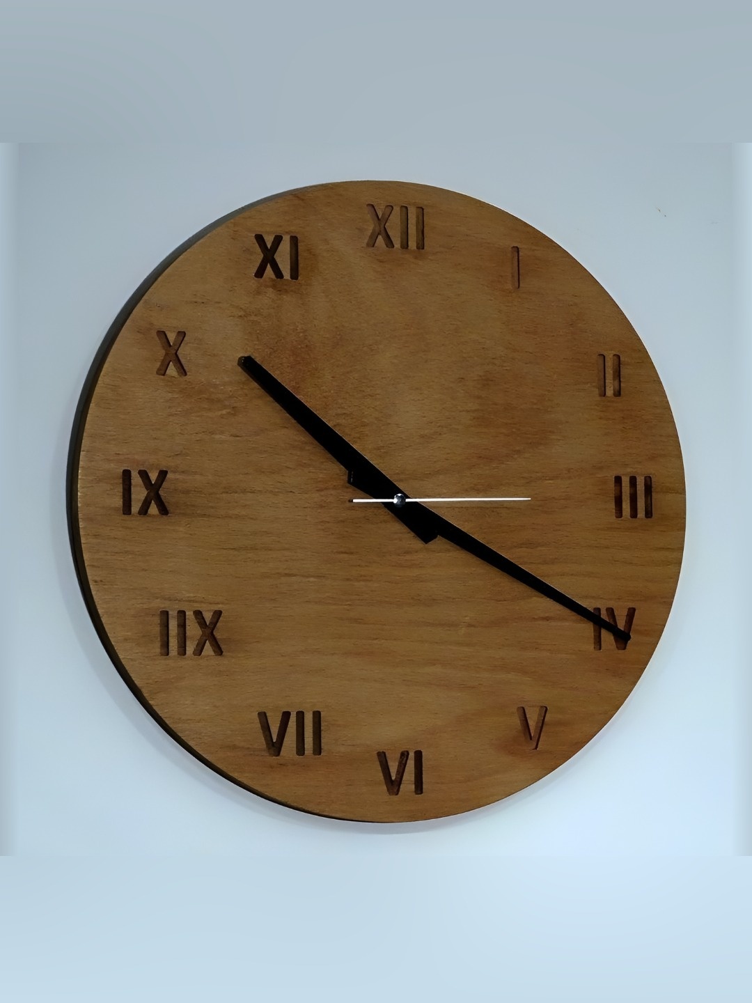 

QEZNEF Brown Round Shaped Contemporary Analogue Wooden Wall Clock