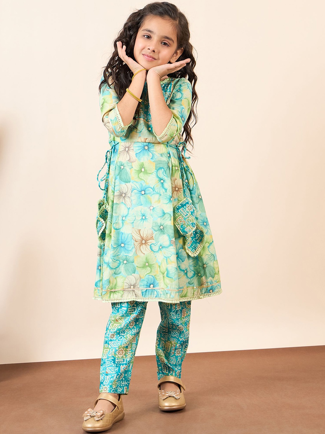 

Stylo Bug Girls Floral Printed Regular Gotta Patti Kurta With Trousers, Green