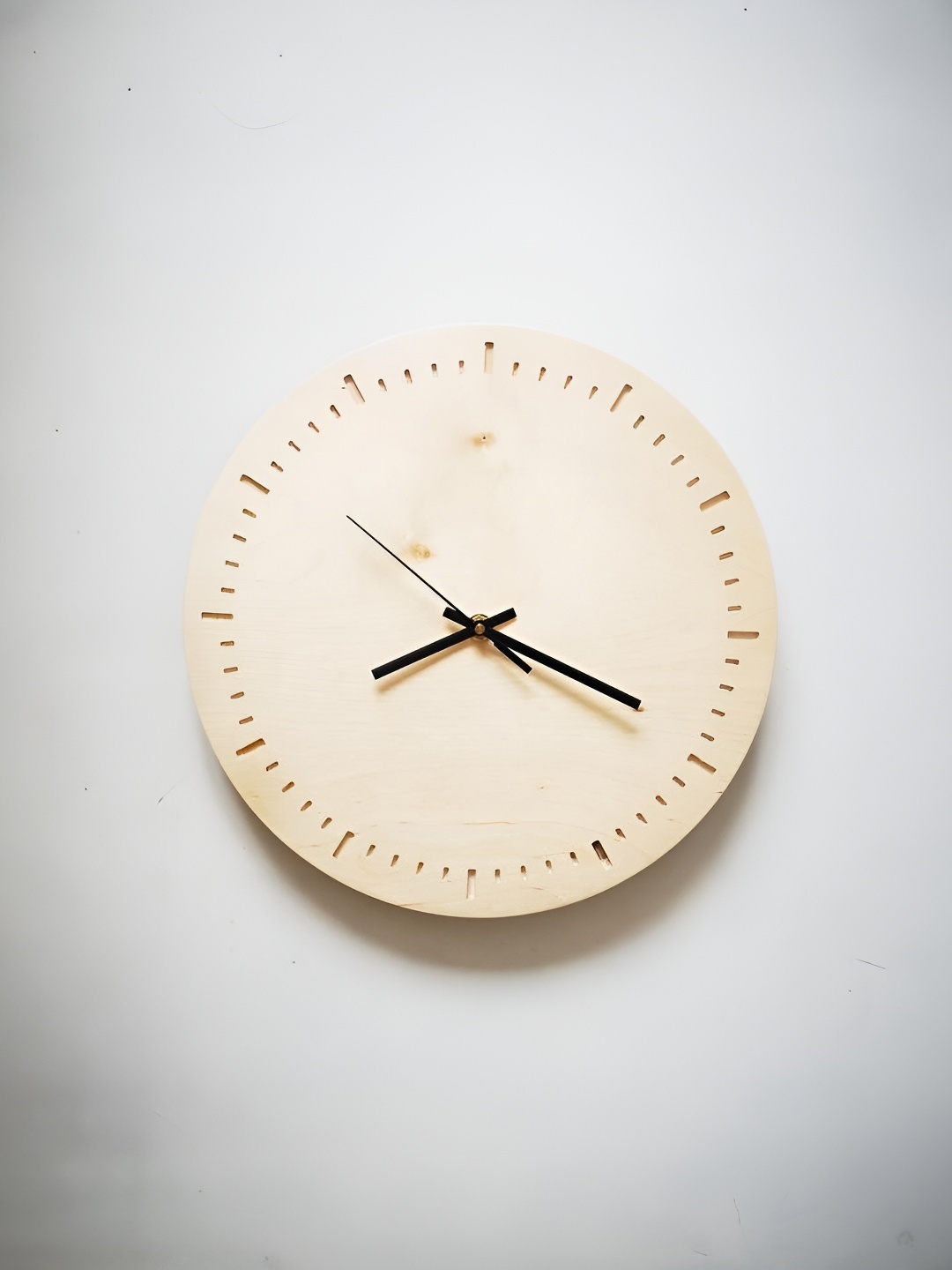 

QEZNEF Beige & Black Textured Contemporary Round Wooden Analogue Wall Clock