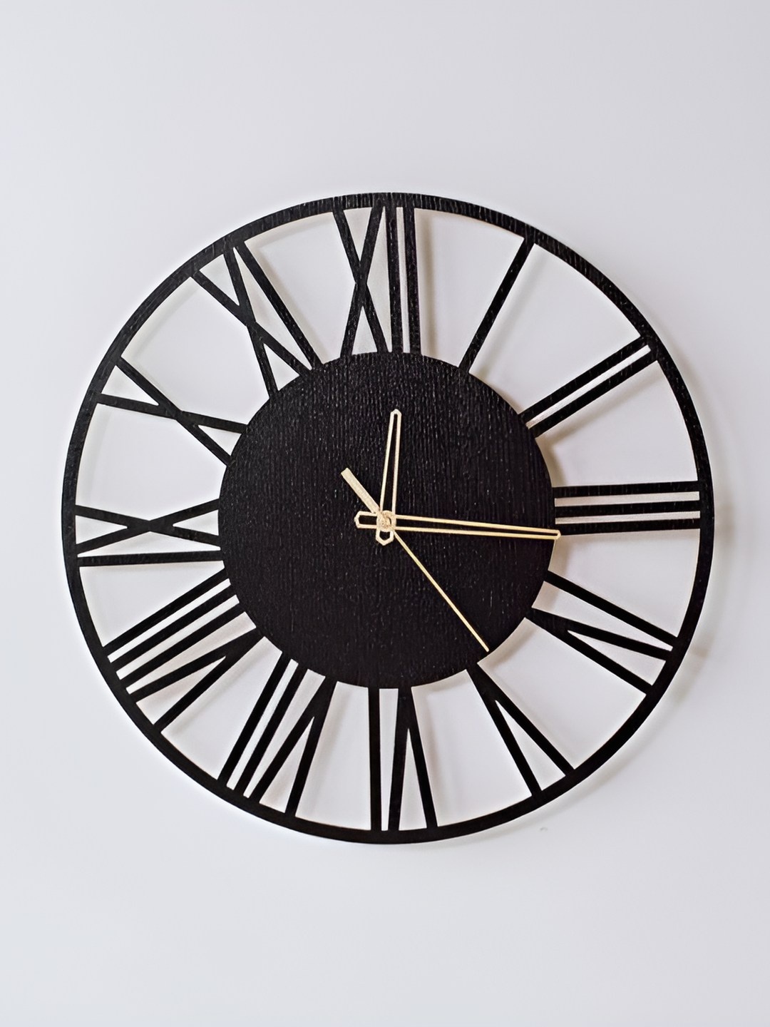 

QEZNEF Black Round Shaped Contemporary Analogue Wooden Wall Clock