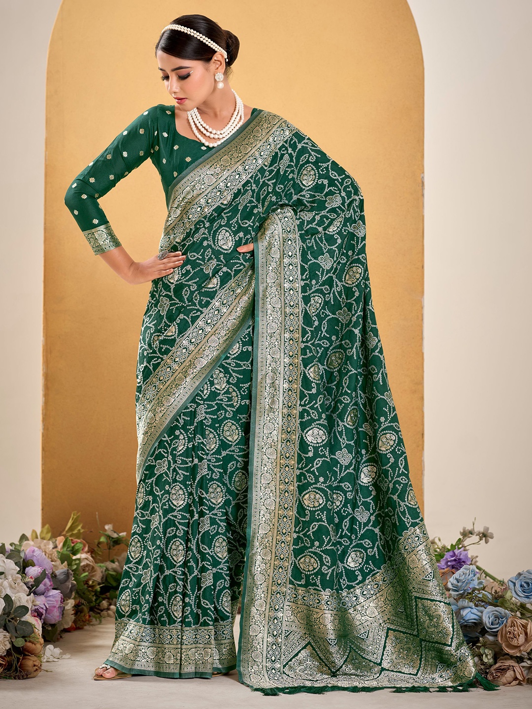 

KAYOMMI Bandhani Woven Design Zari Pure Crepe Saree, Green
