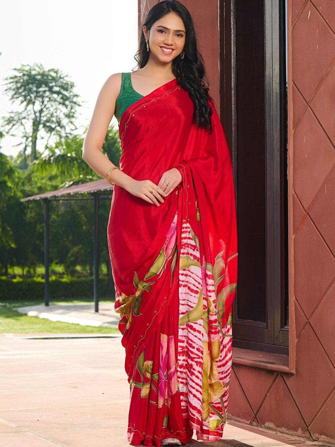 

PRETTY PALLU Floral Printed Saree, Red