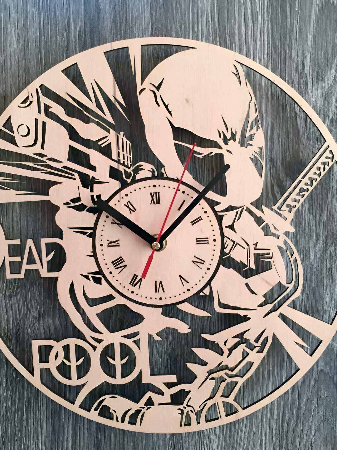 

QEZNEF Beige & Black Round Shaped Contemporary Analogue Wooden Wall Clock