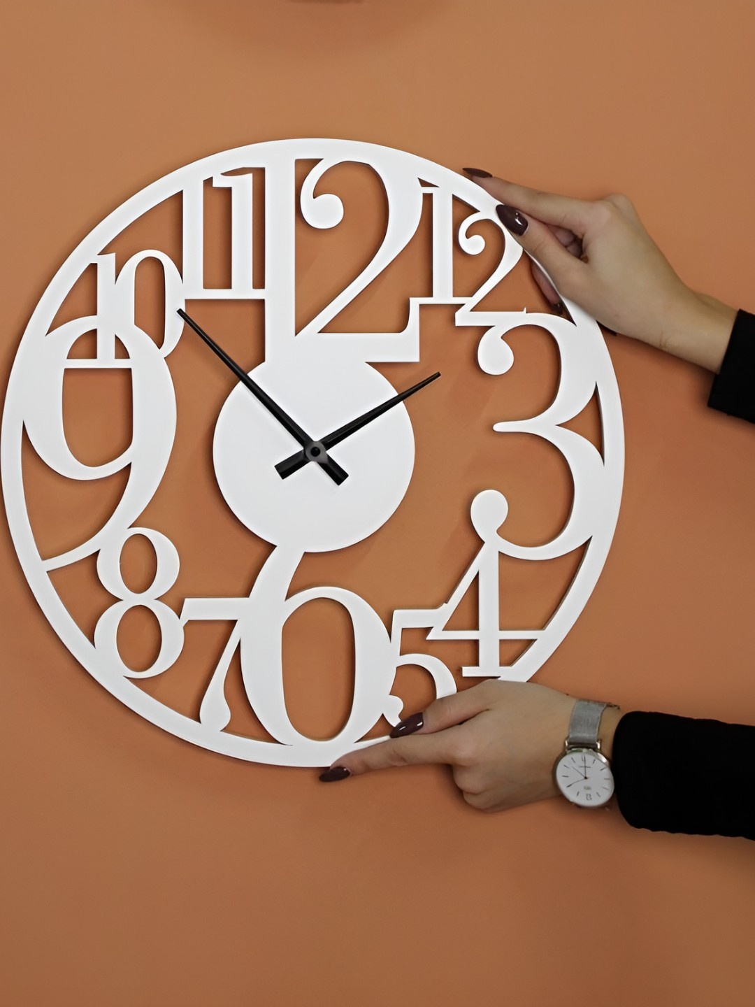 

QEZNEF White & Black Analogue Contemporary Round Shaped Wooden Wall Clock