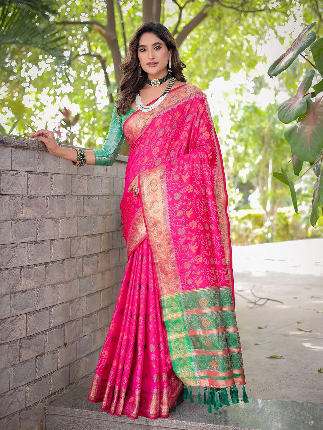 

Mitera Women Woven Design Floral Sarees, Magenta