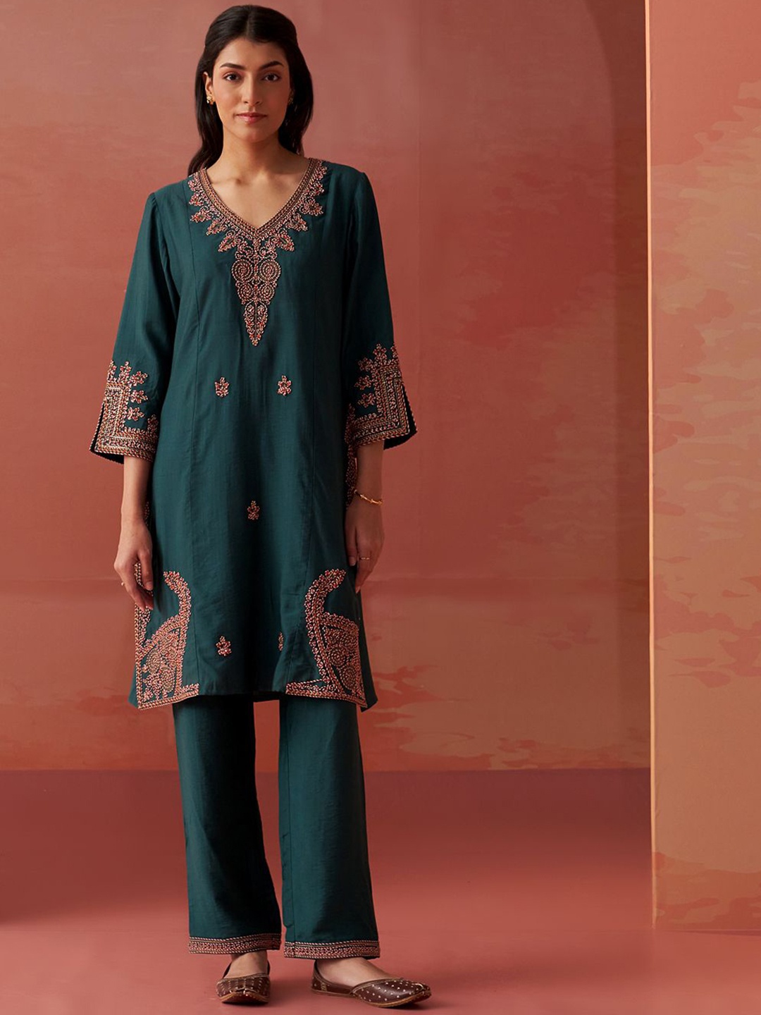 

Lakshita Floral Embroidered V Neck Straight Kurta With Trousers, Green