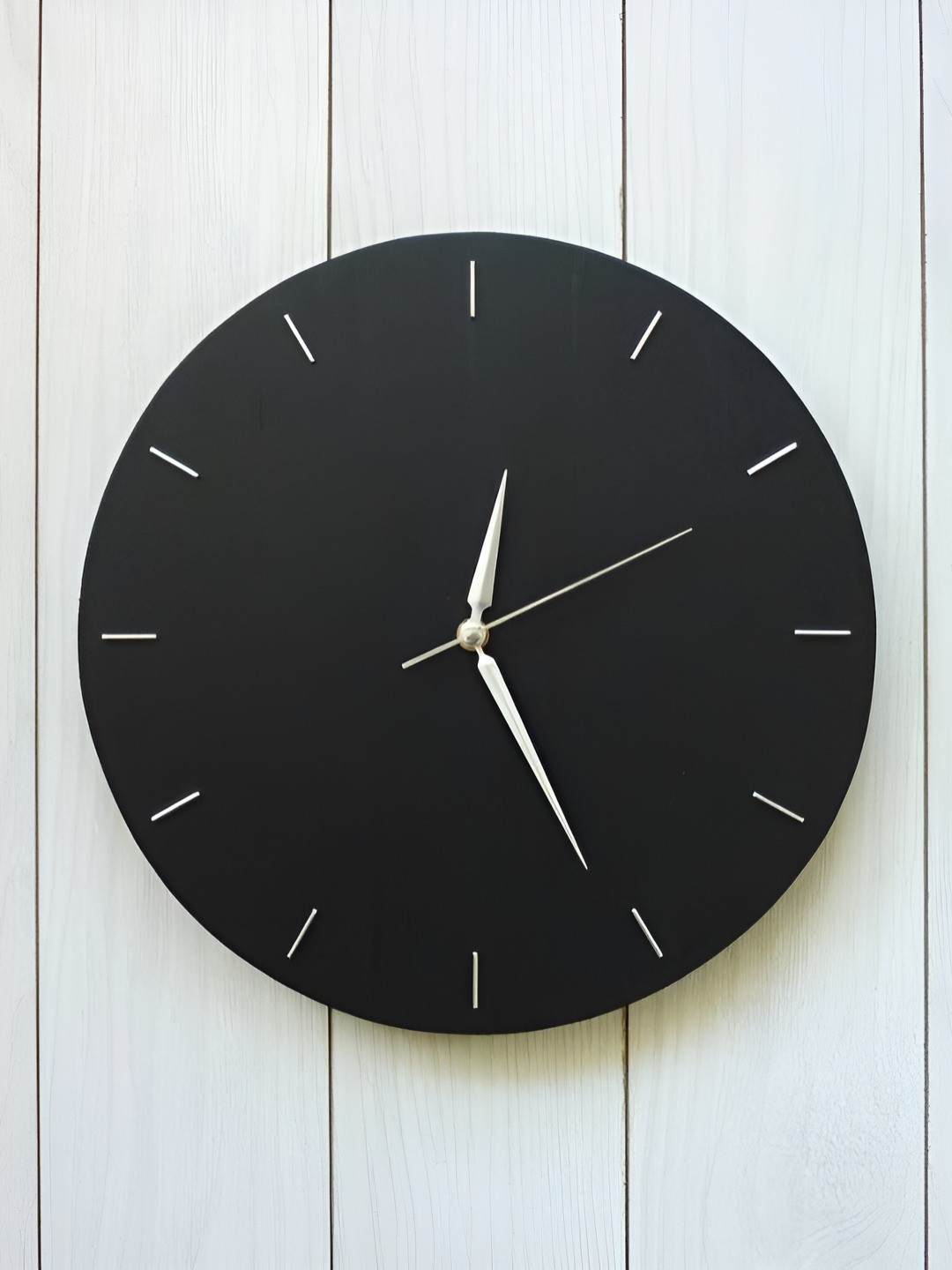 

QEZNEF Black & Silver Toned Textured Contemporary Round Wooden Analogue Wall Clock