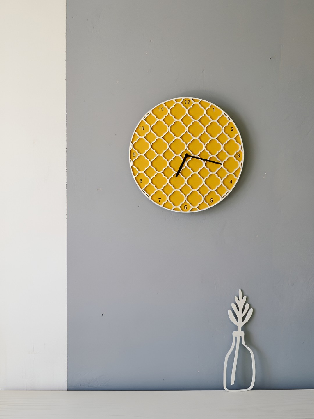 

QEZNEF Yellow Round Shaped Textured Contemporary Analogue Wall Clock