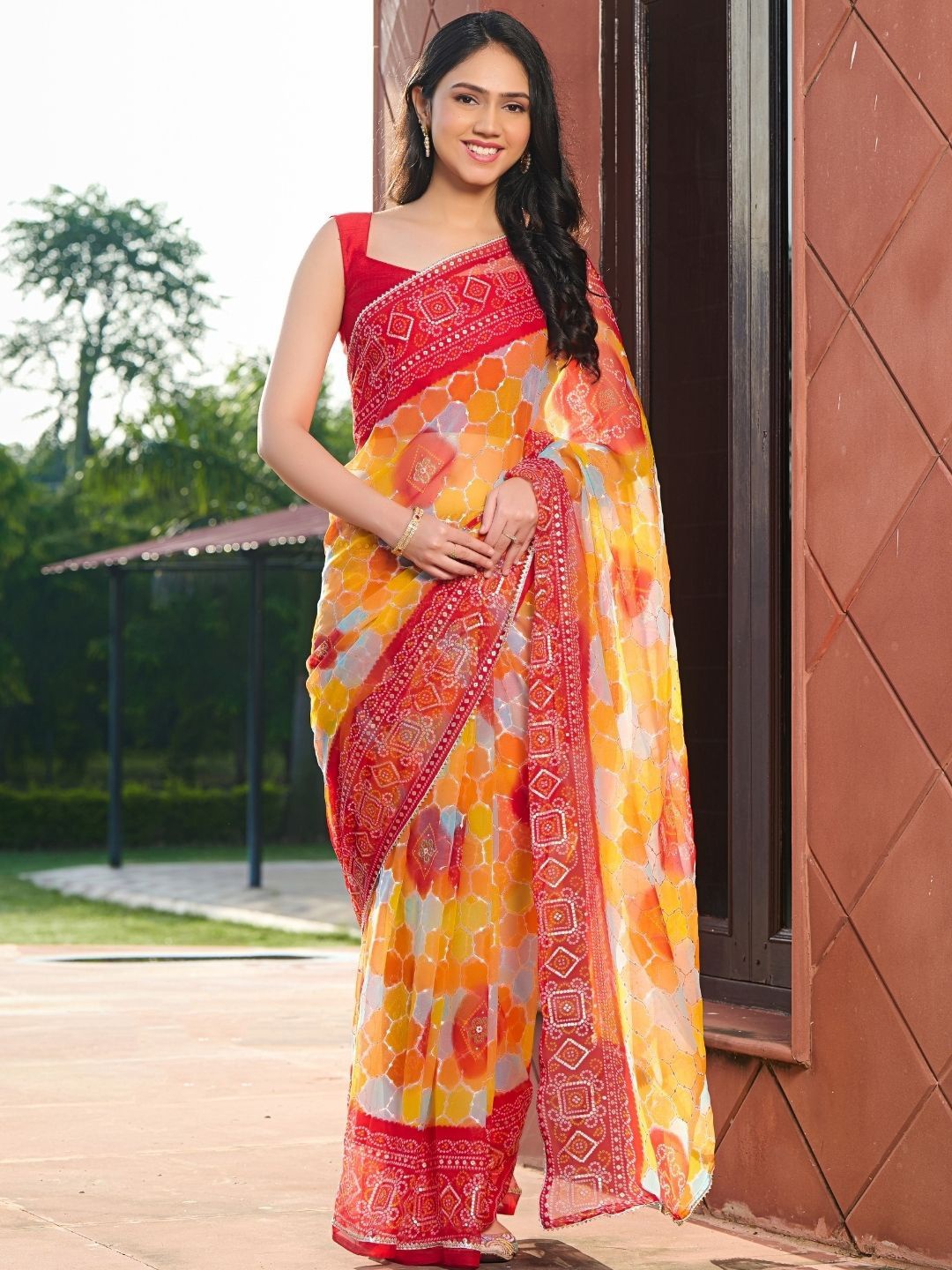 

PRETTY PALLU Bandhani Printed Saree, Red