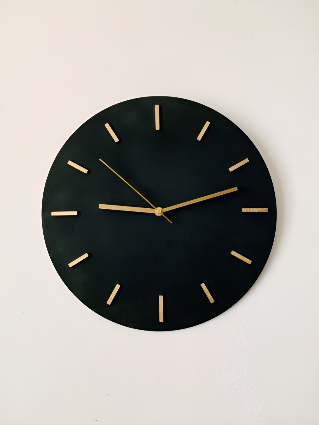 

QEZNEF Beige Round Contemporary Analogue Wooden Wall Clock Without Glass, Black