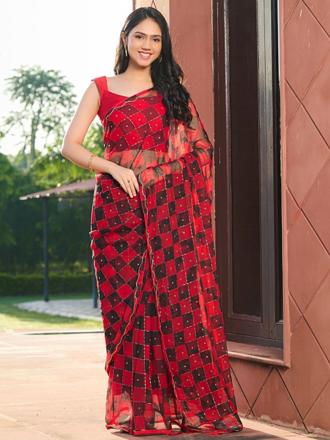 

PRETTY PALLU Checked Embroidered Saree, Red