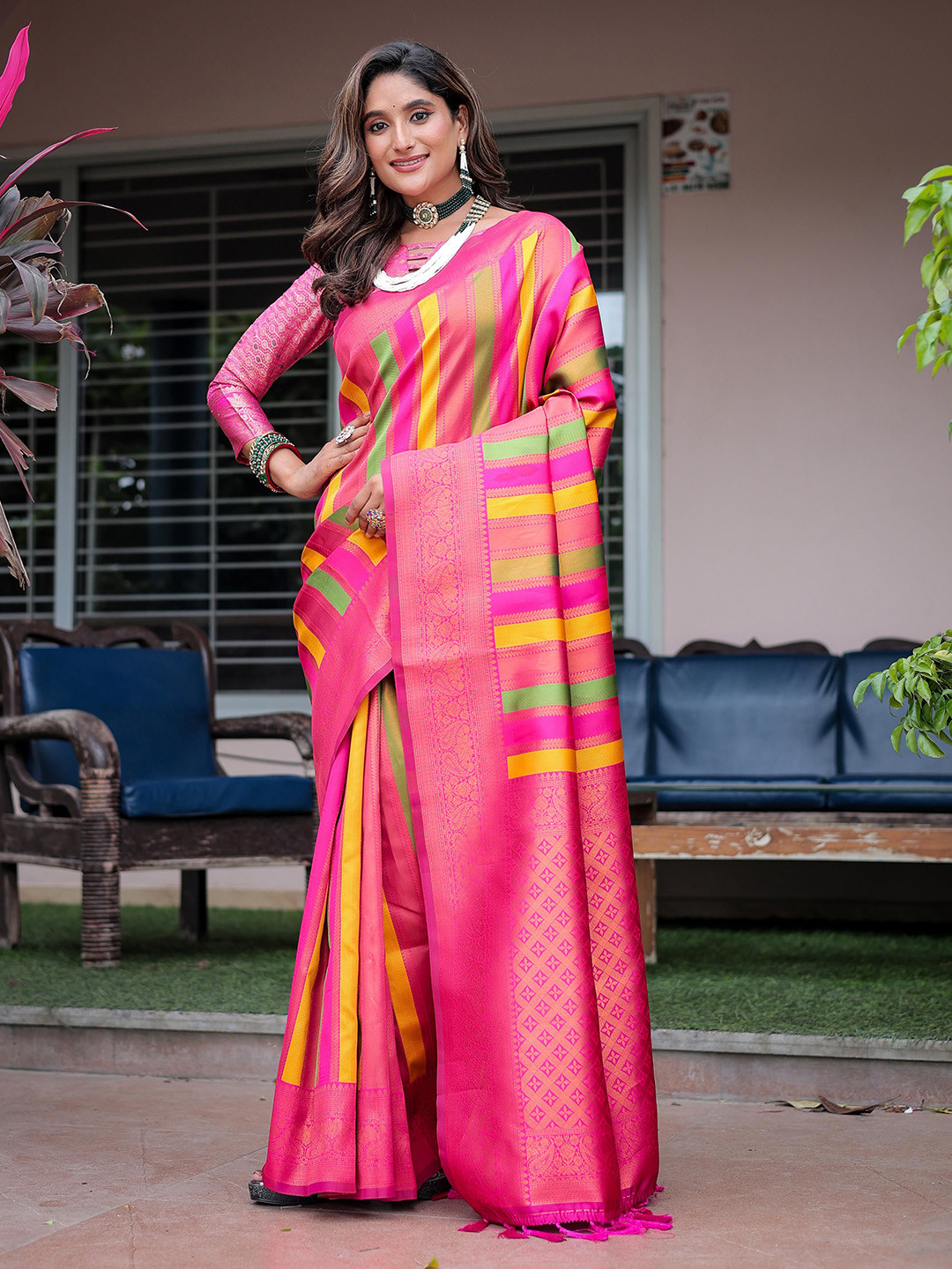 

Mitera Woven Design Zari Silk Blend Kanjeevaram Mitera Saree, Magenta
