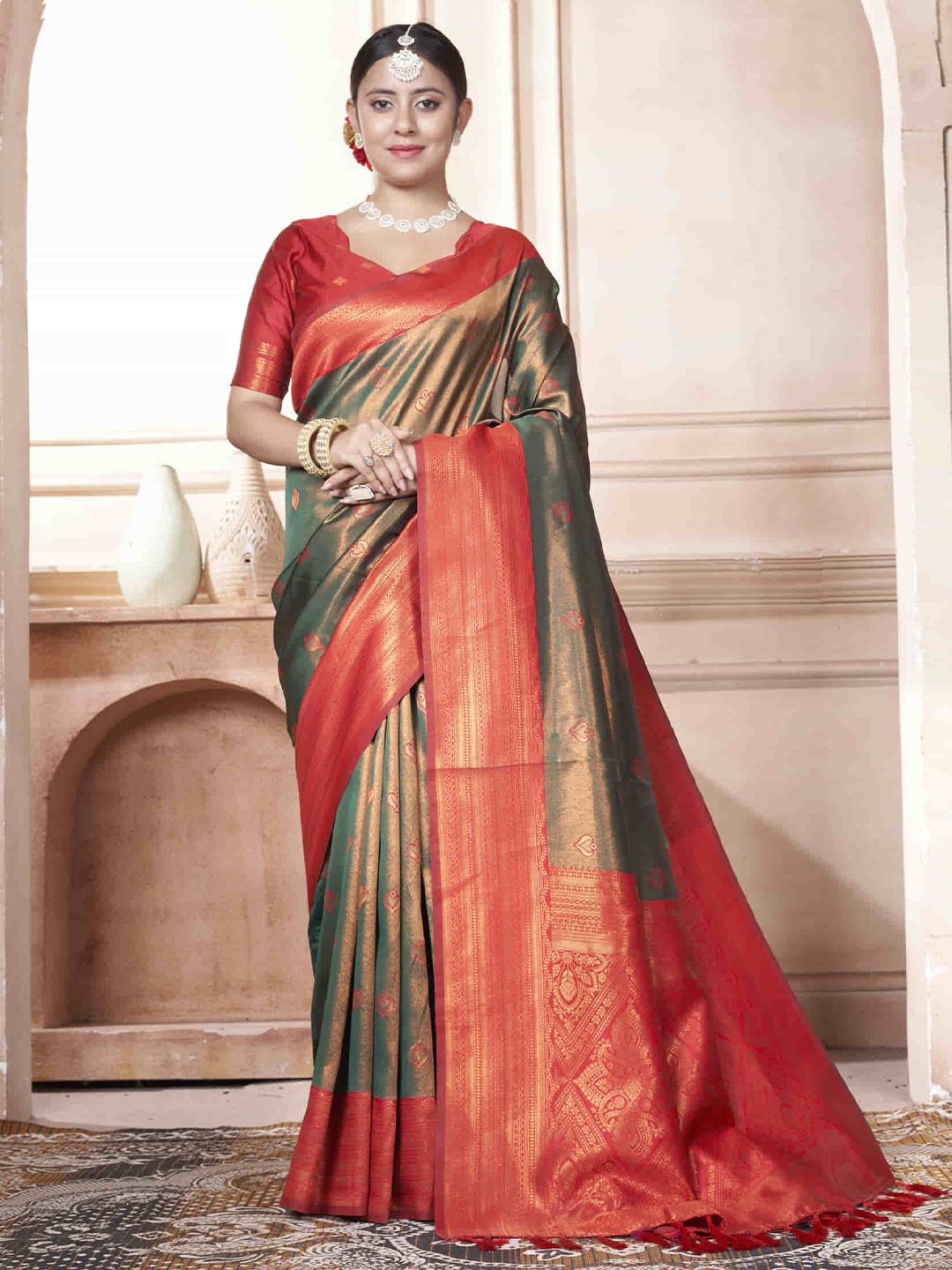 

KAYOMMI Woven Design Zari Kanjeevaram Saree, Olive