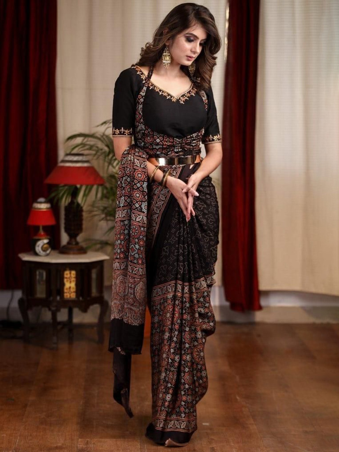 

GRIIHAM Floral Printed Saree, Black