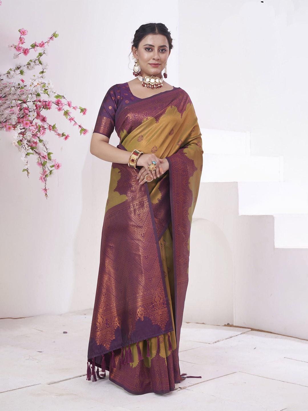 

KAYOMMI Ethnic Motifs Woven Design Zari Kanjeevaram Saree, Green