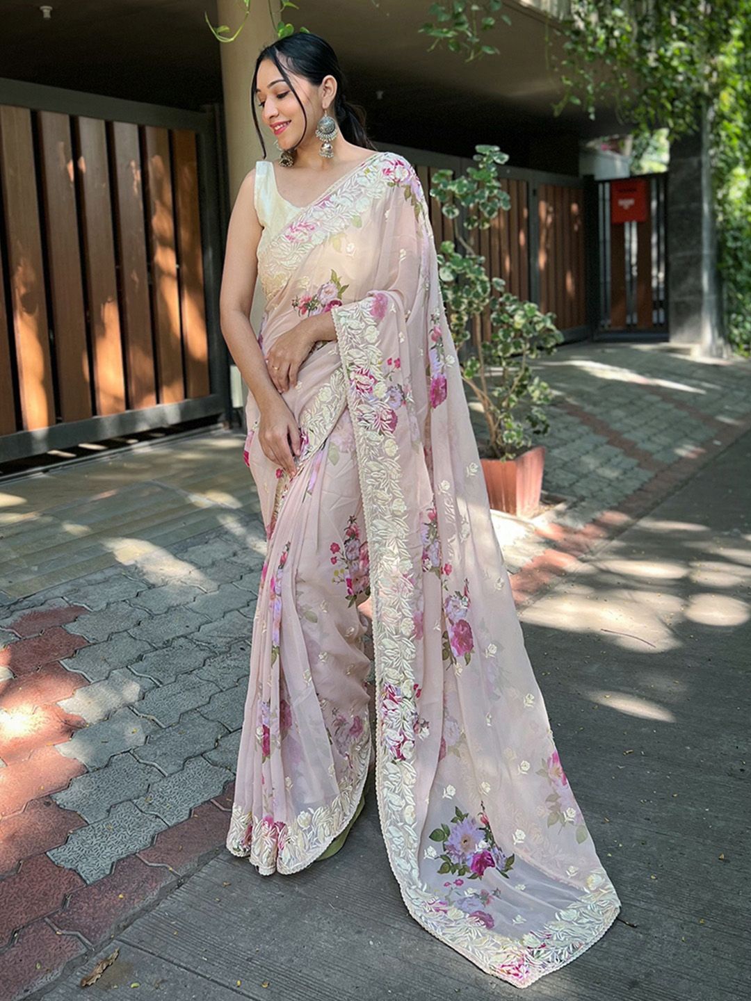 

Ishin Ethnic Motifs Embroidered Saree, Beige