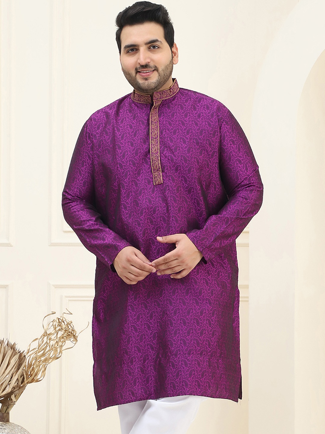 

SOJANYA PLUS Ethnic Motifs Embroidered Straight Kurta, Purple