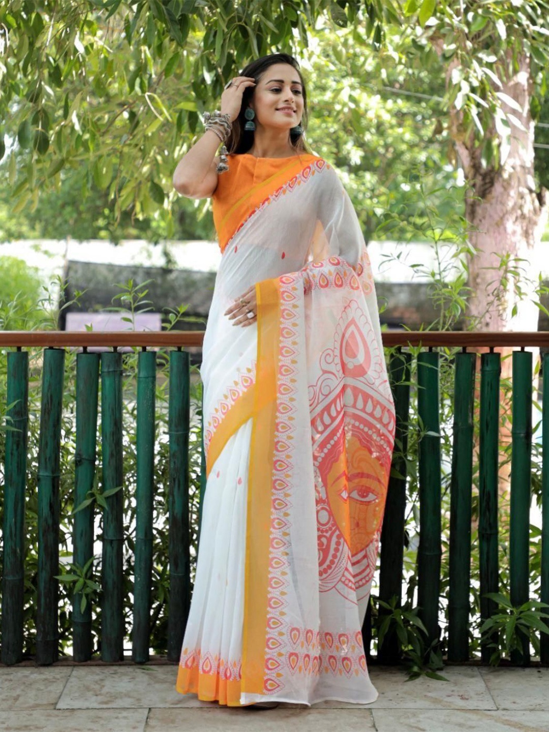 

GRIIHAM Ethnic Motifs Printed Saree With Blouse Piece, White