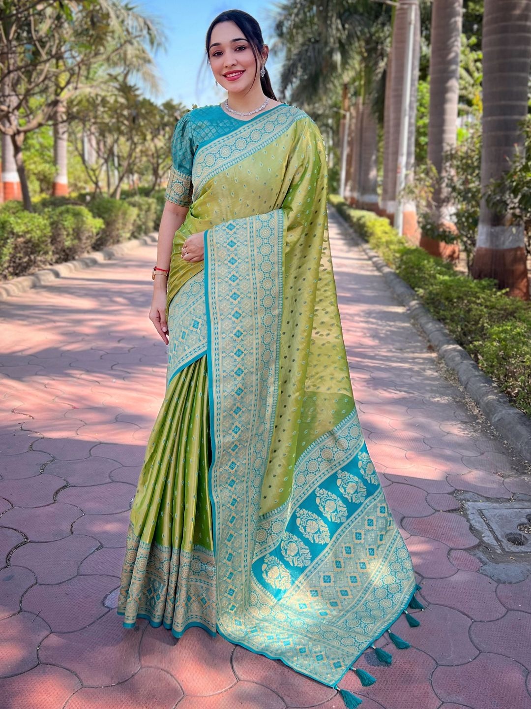 

Panzora Woven Design Zari Banarasi Saree, Green