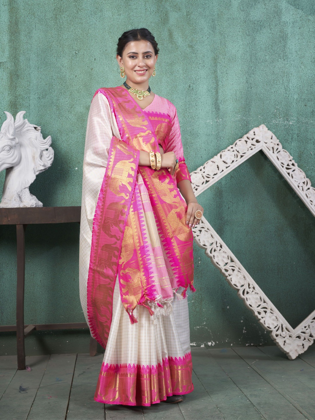 

KAYOMMI Women Ethnic Motifs Zari Kanjeevaram Saree, Pink