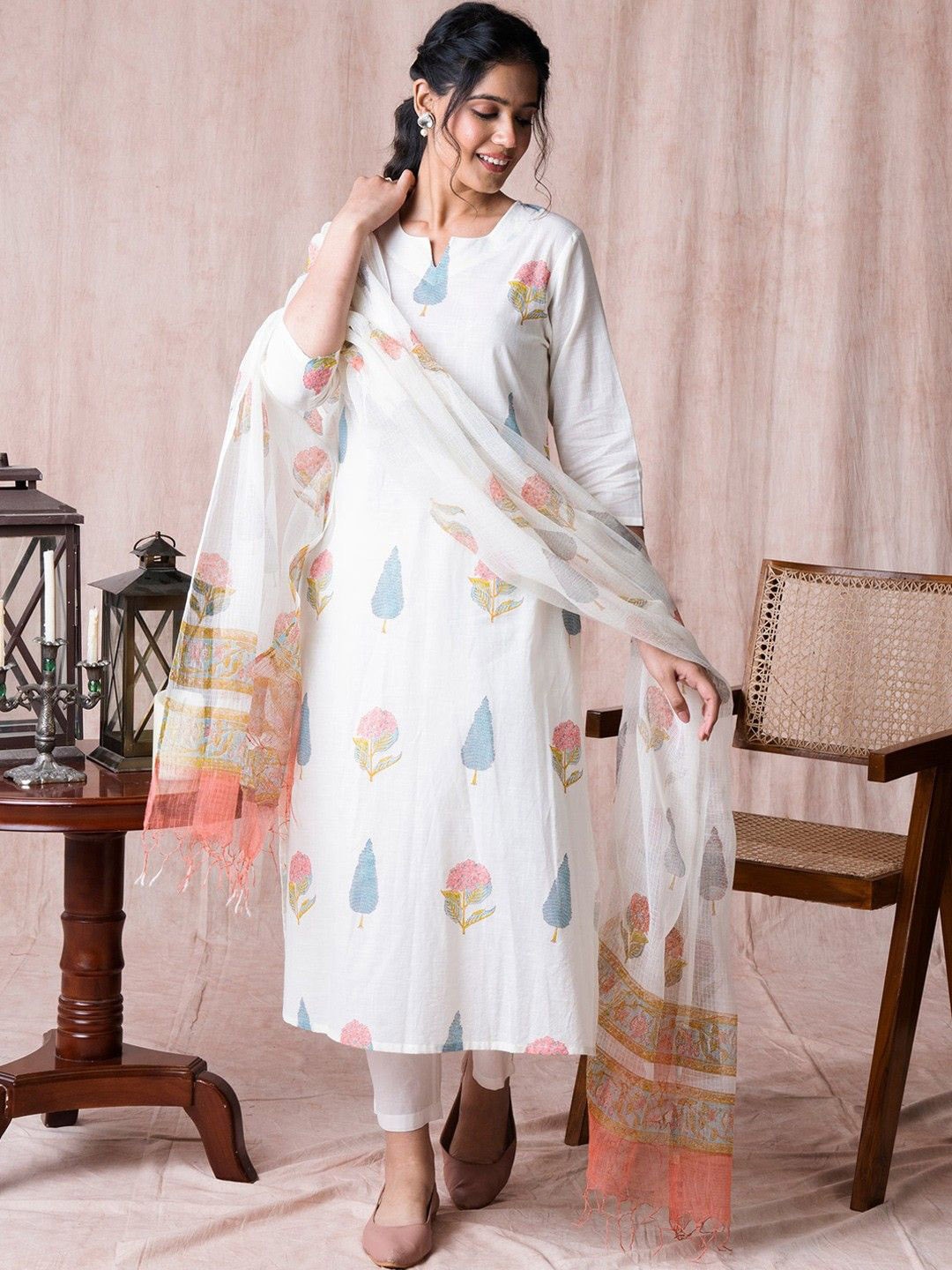 

GoSriKi Floral Printed Kurta with Trousers & Dupatta, White