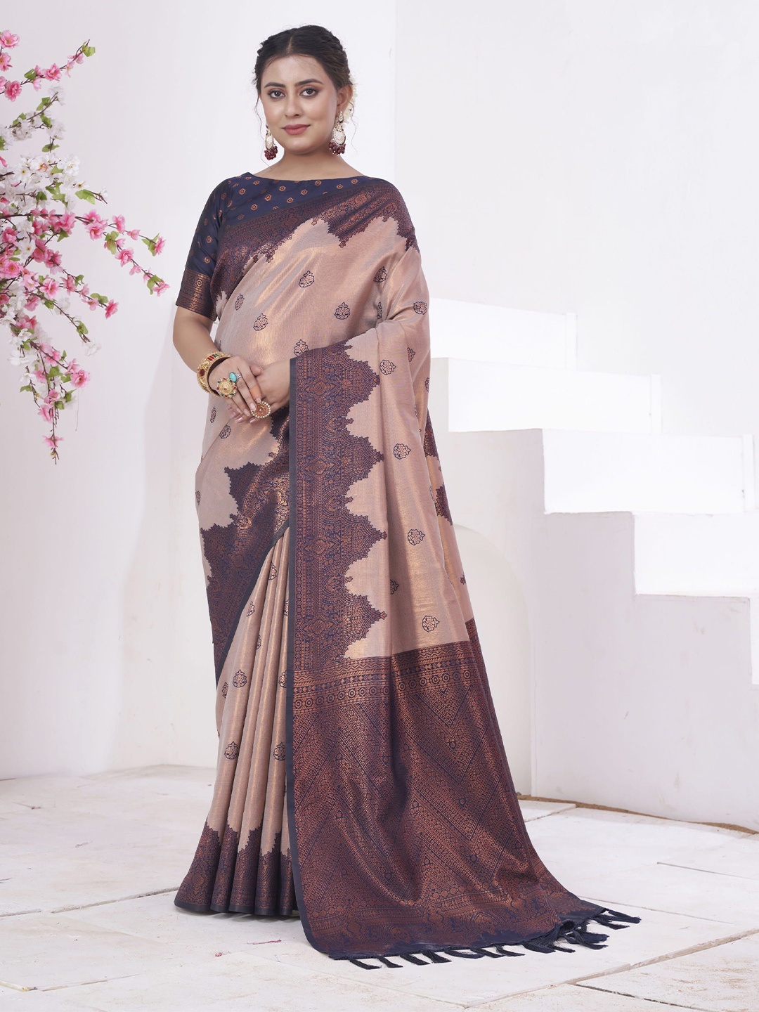 

KAYOMMI Women Ethnic Motifs Zari Kanjeevaram Saree, Beige