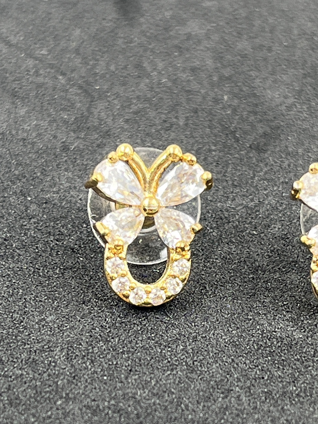 

DRAMATIC EFFECT Gold-Plated Artificial Stones Contemporary Studs